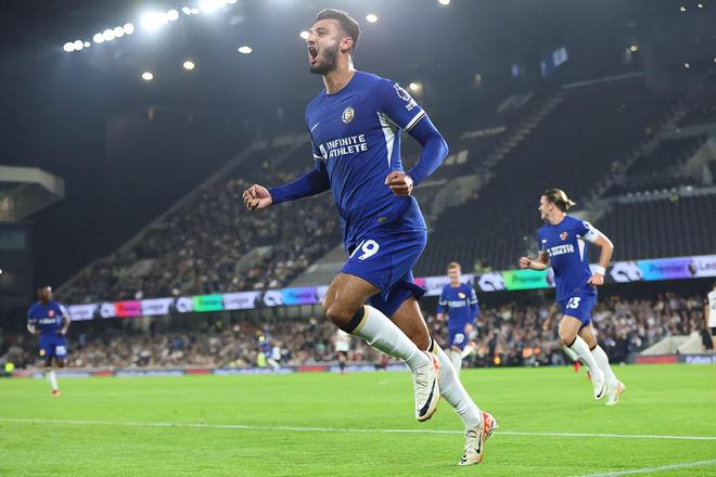 铃木一朗在 2001 年新秀年包揽打击王、盗垒王、新人王及 MVP，创下史上唯一纪录